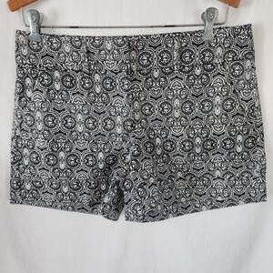 7th Avenue Black and White Cargo Walking Shorts‎ 3 inch inseam Size 6